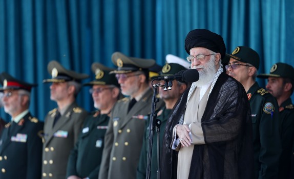 دشمن بداند که زورگویی و قلدرمآبی هرجای دیگر جواب بدهد در ایران جواب نخواهد داد