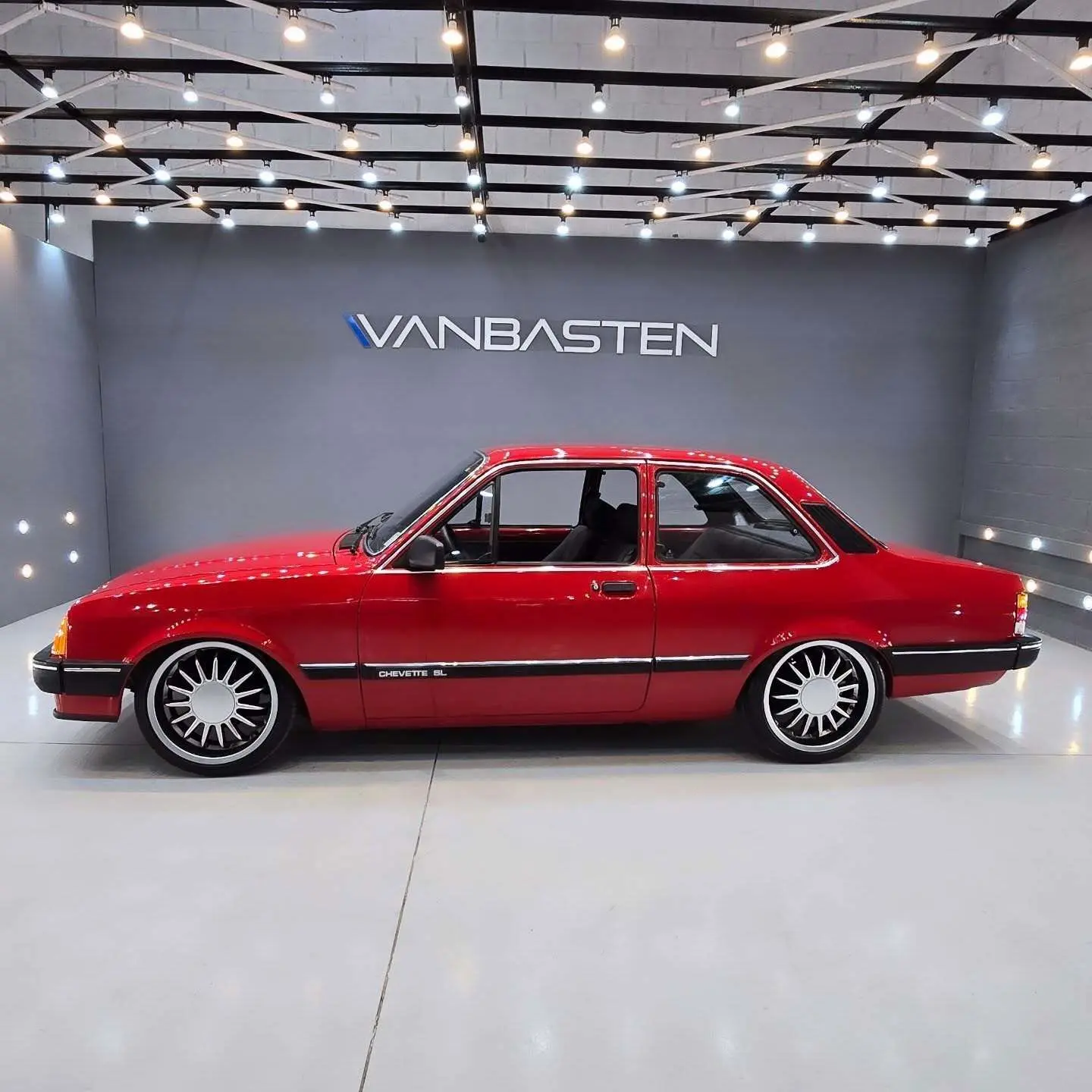 نمای خارجی خودروی شورولت شوت (GM Chevette SL) مدل ۱۹۸۹ به رنگ نوکمدادی با رینگهای اسپرت ۱۷ اینچی و چراغهای اورجینال در وضعیت بسیار سالم.