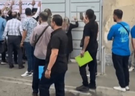 درگیری خریداران با مدیر شرکت واردکننده خودرو+ ویدئو | پاسخ عصبانی کننده که به مشتریان دادند