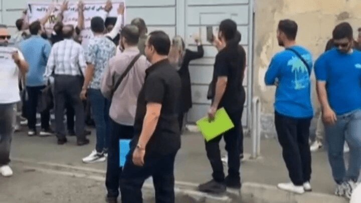 درگیری خریداران با مدیر شرکت واردکننده خودرو+ ویدئو | پاسخ عصبانی کننده که به مشتریان دادند