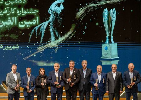 اتفاق عجیب؛ نشان کارآفرین برتر در دستان کسی که یک خودروسازی را متوقف کرد!