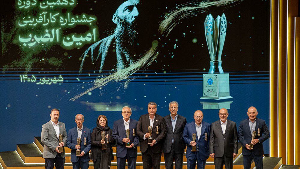 اتفاق عجیب؛ نشان کارآفرین برتر در دستان کسی که یک خودروسازی را متوقف کرد!